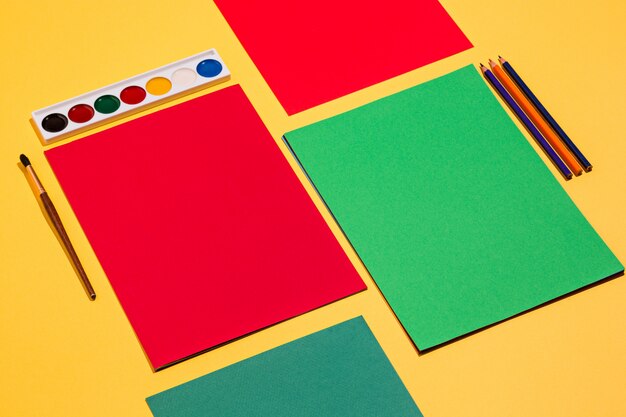 Kolorowe kredki i kolorowy papier