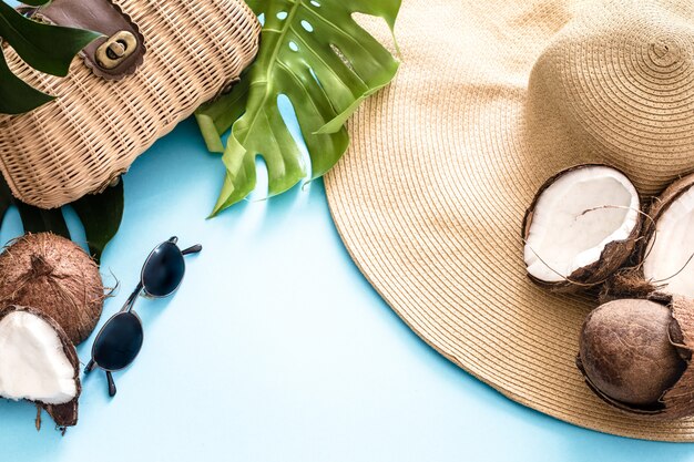 kolorowe lato z kokosami i kapeluszem plażowym
