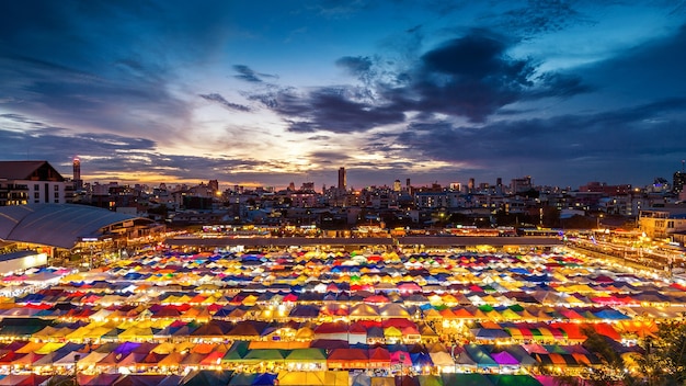 Kolorowe namioty na nocnym targu w Bangkoku w Tajlandii.