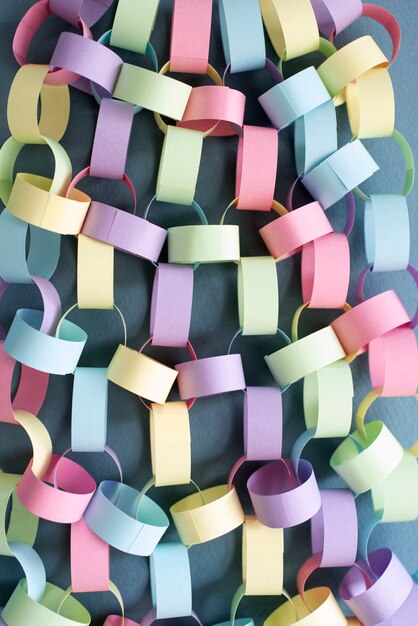 Kolorowe papierowe łańcuchy martwa natura