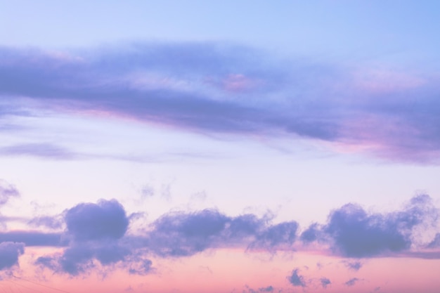 Kolorowe pochmurne niebo o zachodzie słońca Kolor gradientu Niebo tekstury abstrakcyjne tło natura Bardzo peri