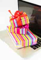 Bezpłatne zdjęcie kolorowe prezenty na laptopie z bliska