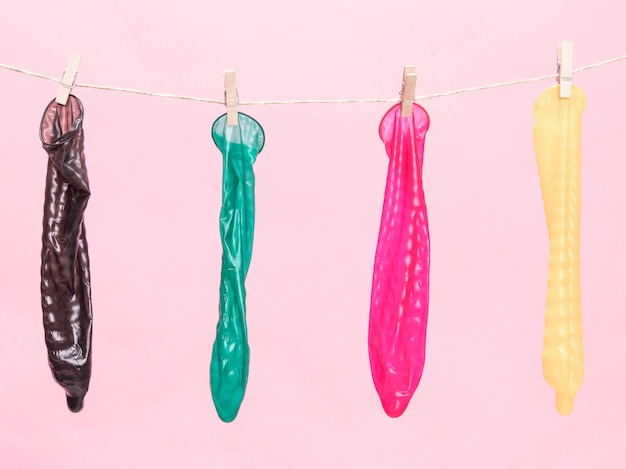 Bezpłatne zdjęcie kolorowe prezerwatywy z przodu z clothespin