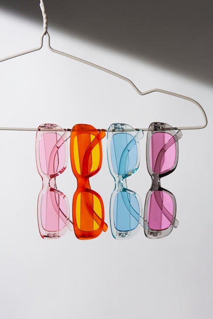 Kolorowe przezroczyste okulary martwa natura