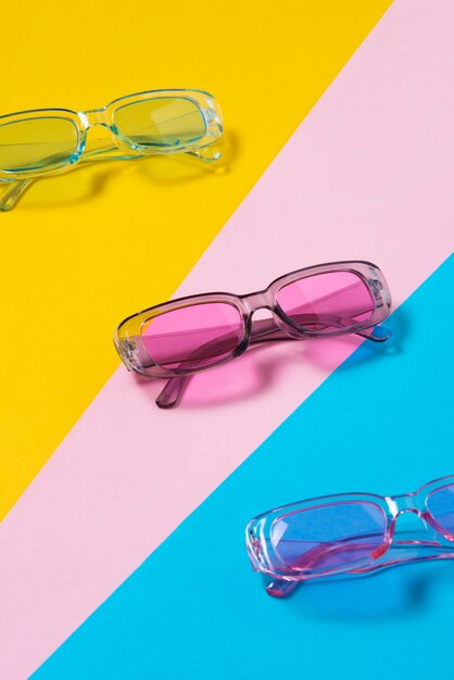 Kolorowe przezroczyste okulary martwa natura