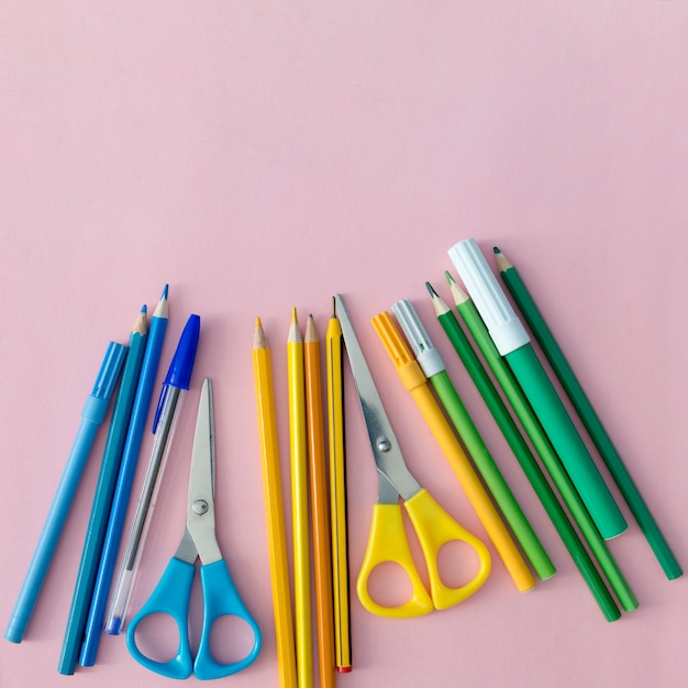 Bezpłatne zdjęcie kolorowe przybory do pisania do szkoły