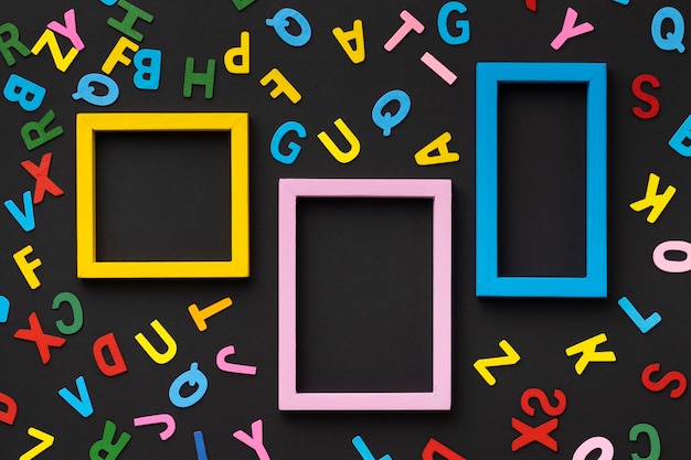 Kolorowe ramki i układ liter