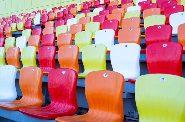 Kolorowe siedzenia stadionowe w rzędzie - widok z boku