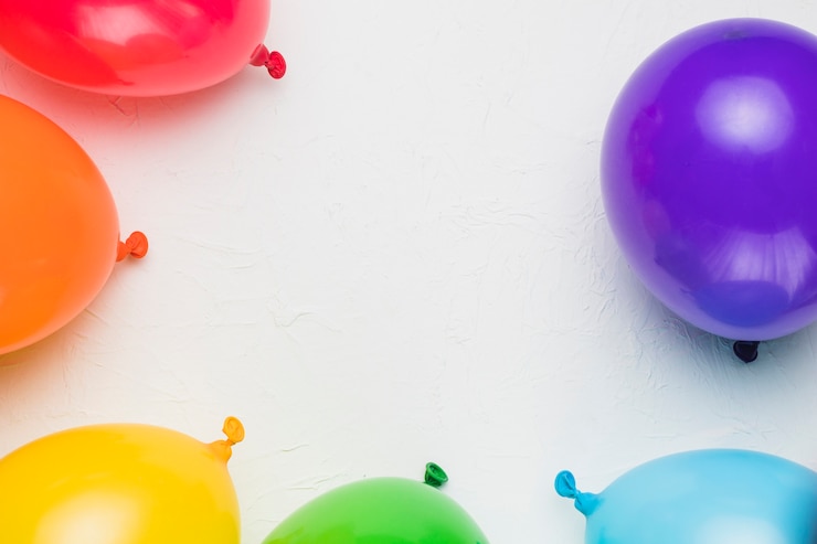 Bezpłatny plik Zdjęcie kolorowi balony na białym tle