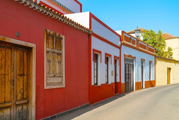Kolorowi budynki na wąskiej ulicie w hiszpańskim grodzkim Garachico na słonecznym dniu, Tenerife, wyspy kanaryjska, Hiszpania