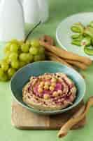 Bezpłatne zdjęcie kolorowy hummus pod wysokim kątem na talerzu