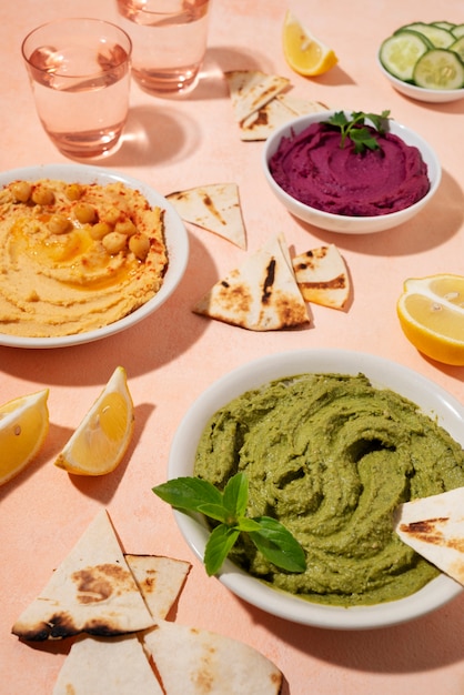 Kolorowy i smaczny hummus pod dużym kątem