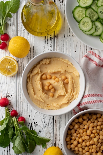 Kolorowy i smaczny hummus z dodatkami