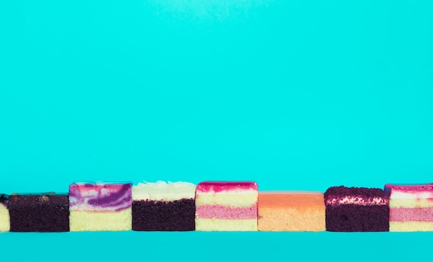 Kolorowy kawałek piekarni na niebieskim tle. pomysły na jedzenie i zdrowe koncepcje