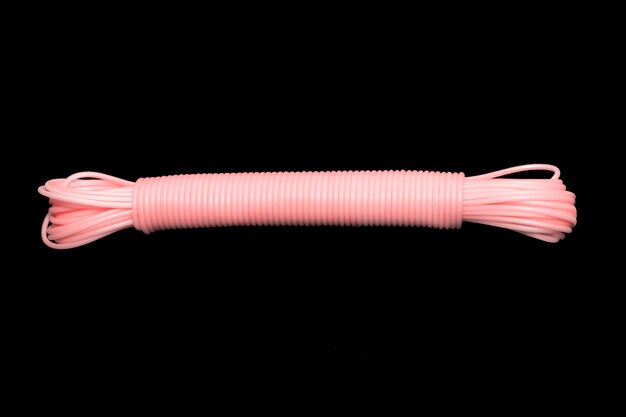 Kolorowy przewód plastikowy izolowany na czarnym tle. kabel. zdjęcie wysokiej jakości