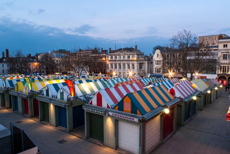 Bezpłatny plik Zdjęcie kolorowy rynek norwich i słynny zamek o zmierzchu w norfolk, anglia, wielka brytania