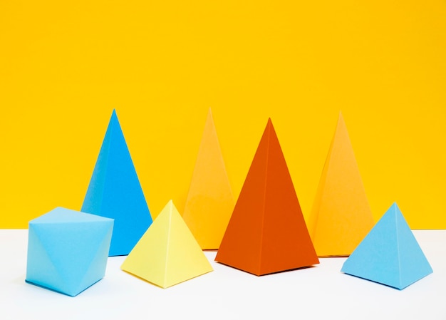 Bezpłatne zdjęcie kolorowy trójkątny papier na biurku