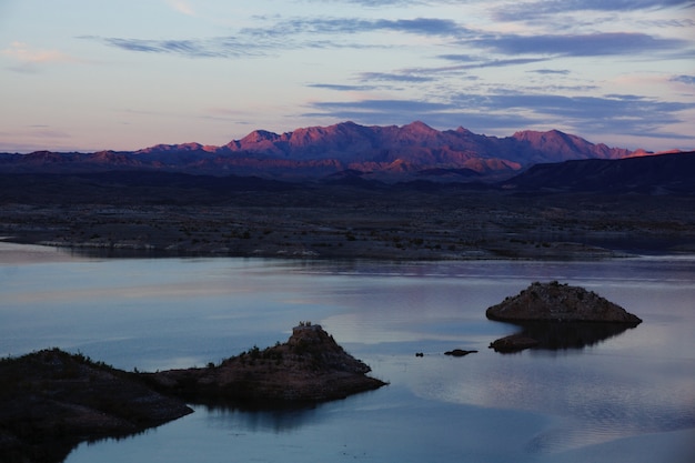 Kolorowy zachód słońca w Lake Mead, Nevada
