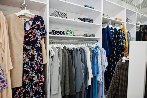 Kolorowy zestaw odzieży damskiej na stojakach w sklepie odzieżowym nowy nowoczesny butik