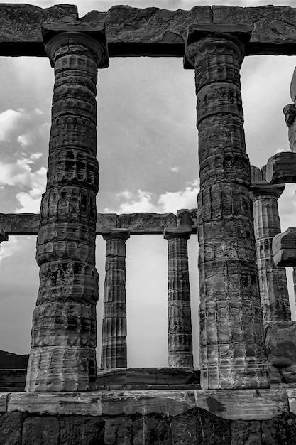 Bezpłatne zdjęcie kolumny przylądka sounion pod pochmurnym niebem w grecji