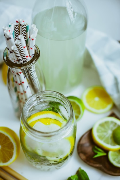 Bezpłatne zdjęcie kombucha z limonką i cytryną w butelce