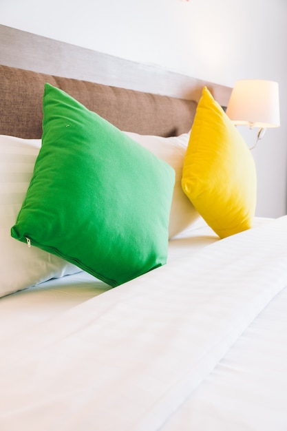 Komfortowa Poduszka Na łóżku Dekoracji Wnętrza