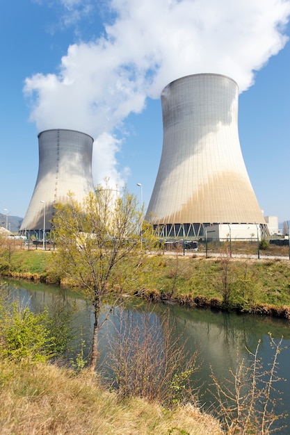 Bezpłatne zdjęcie kominy fabryki atomowej i rzeki latem