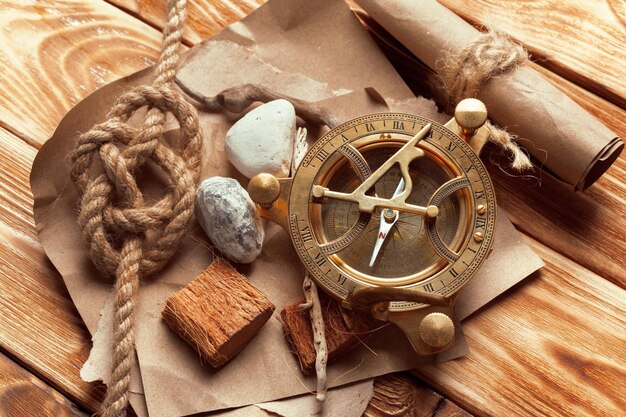 Kompas i lina na starych drewnianych deskach