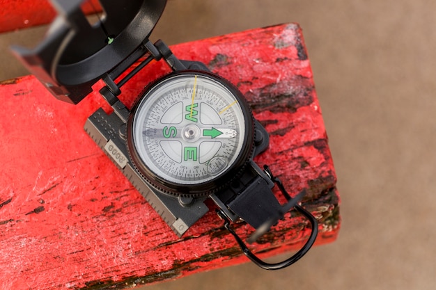 Kompas na czerwonym kawałku drewna