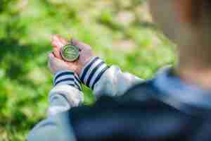 Bezpłatne zdjęcie kompas na rękach dziecka
