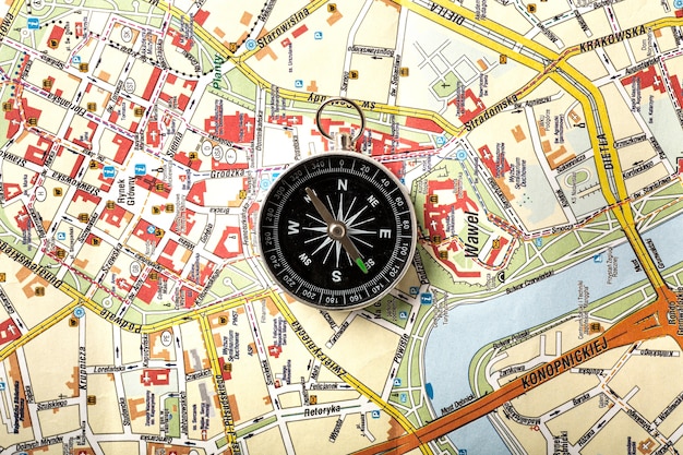 Bezpłatne zdjęcie kompas z widokiem z góry na mapie