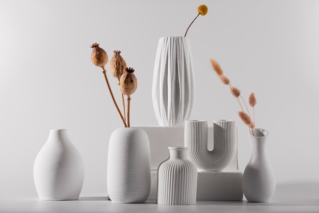 Kompozycja białych nowoczesnych wazonów
