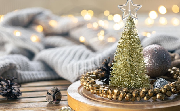 Kompozycja bożonarodzeniowa z dekoracyjnym małym sosną z światłami bokeh