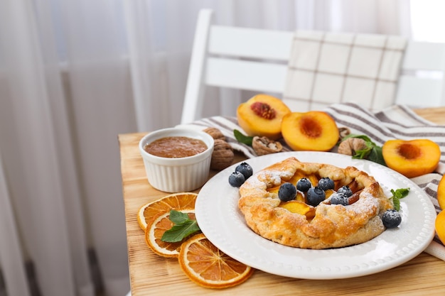 Bezpłatne zdjęcie kompozycja galette owocowej dla smacznej przestrzeni koncepcyjnej żywności dla tekstu