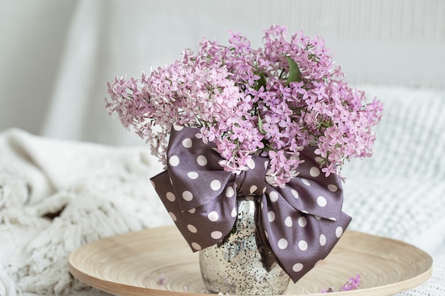 Bezpłatne zdjęcie kompozycja kwiatowa ze świeżymi kwiatami bzu i kokardą jako detalem dekoracyjnym