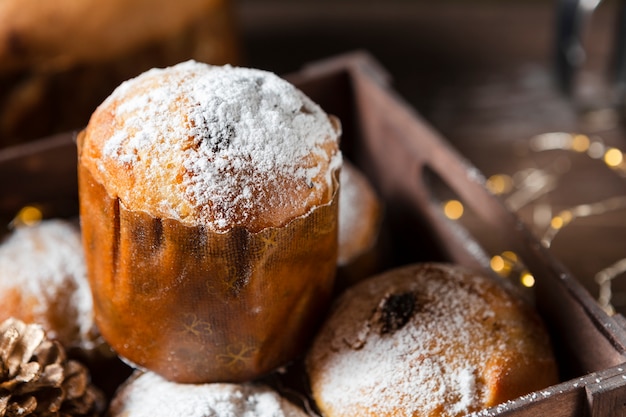 Bezpłatne zdjęcie kompozycja martwej natury pysznego panettone