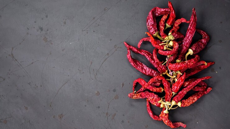 Bezpłatny plik Zdjęcie kompozycja papryki chili, ciemne tło