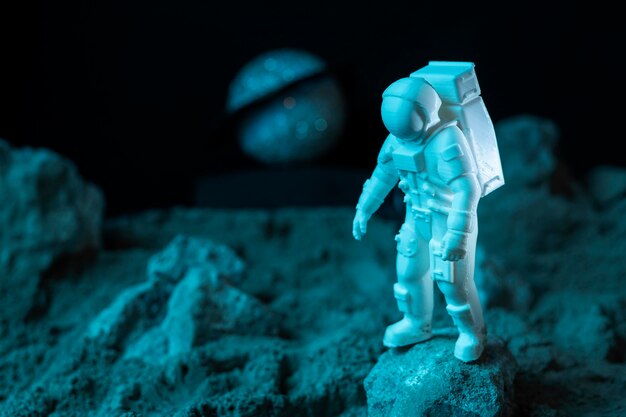 Kompozycja przestrzeni martwej natury z białym astronautą