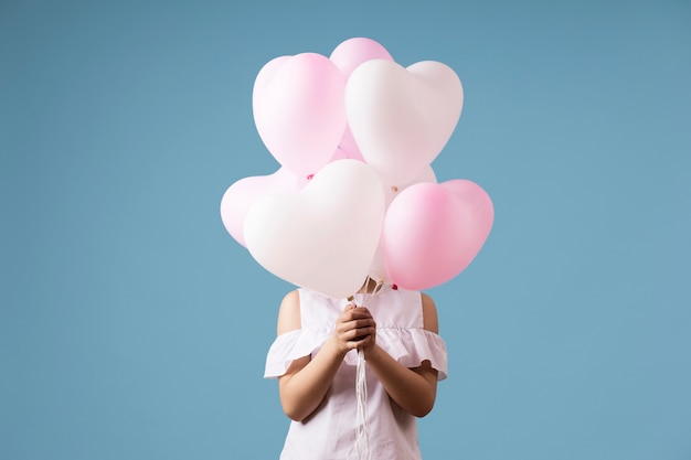 Bezpłatne zdjęcie kompozycja różnych balonów urodzinowych