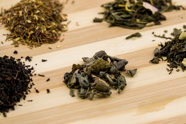 Kompozycja różnych rodzajów liści herbaty