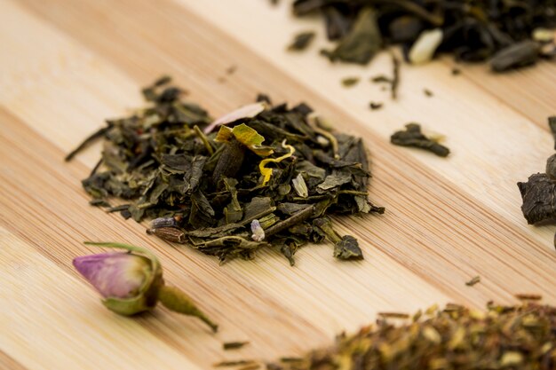 Kompozycja różnych rodzajów liści herbaty