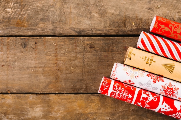 Bezpłatne zdjęcie kompozycja świąteczna z pięcioma prezentami