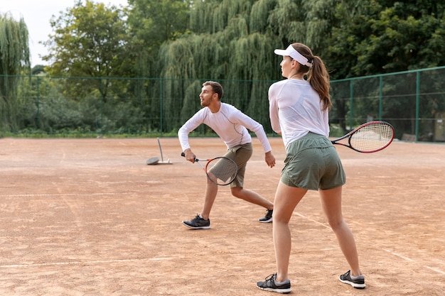 Bezpłatne zdjęcie koncentruje się para gra w tenisa