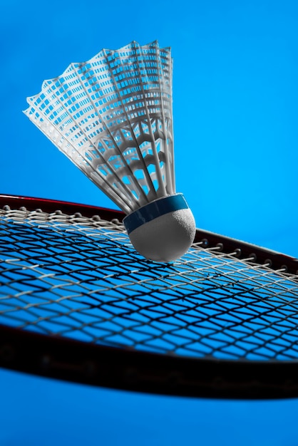 Bezpłatne zdjęcie koncepcja badmintona z dramatycznym oświetleniem