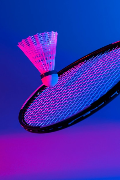 Koncepcja badmintona z dramatycznym oświetleniem