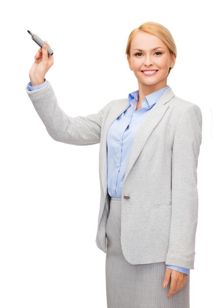 Koncepcja Biura, Biznesu I Nowych Technologii - Uśmiechnięta Kobieta Pisząca Coś W Powietrzu Markerem Premium Zdjęcia