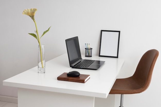 Koncepcja biurka biznesowego z laptopem