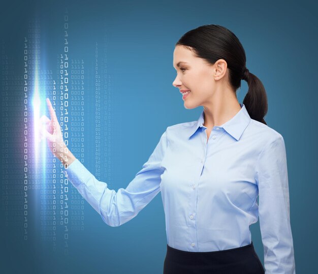 Koncepcja biznesu, nowych technologii i komunikacji - bizneswoman pracuje z wyimaginowanym wirtualnym ekranem