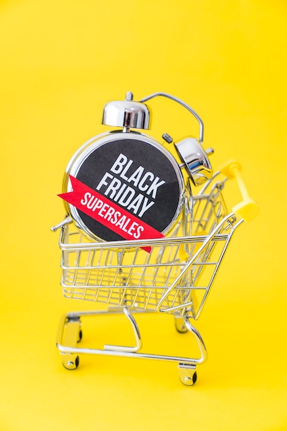 Bezpłatne zdjęcie koncepcja black friday z budzikiem w koszyku