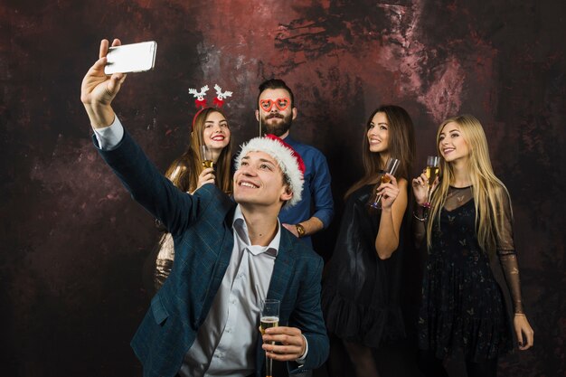 Koncepcja celebracja nowego roku z człowiekiem biorąc selfie